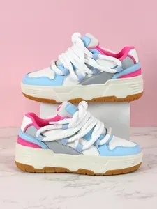 Vista detallada de zapatillas de plataforma gruesa multicolor con cordones trenzados de moda