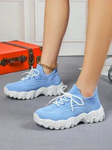 Atmungsaktive blaue Fly-Knit Damen-Sneaker mit weißen, gewellten und dicken Sohlen