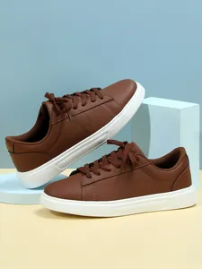 Sneaker casual marroni premium con spesse suole bianche e pelle sintetica testurizzata