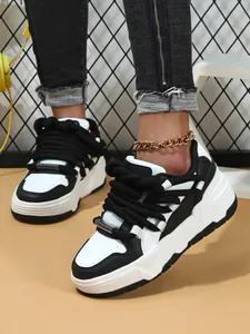 Detalle de zapatillas de plataforma gruesa en blanco y negro con cordones de cuerda
