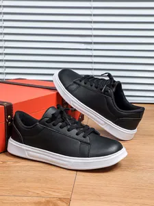 Vista dettagliata delle sneakers nere casual con suola in gomma bianca per donna.