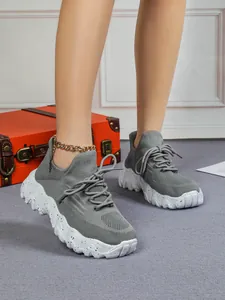 Nahaufnahme der grauen, atmungsaktiven Flying Woven Sneaker mit weißer Plateausohle