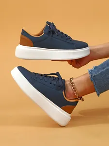 Detailansicht der trendigen blauen Damen-Freizeitschuhe mit einer dicken Plateausohle