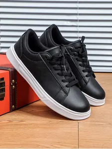 Dettaglio di scarpe da skate nere con suole bianche spesse e classico design stringato