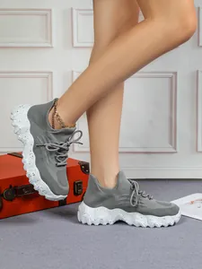 Graue, atmungsaktive Mesh-Socken-Sneaker für Damen mit klobigen, weiß gesprenkelten Sohlen.