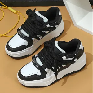 Detalle de zapatillas de plataforma blancas y negras con cordones de cuerda gruesa