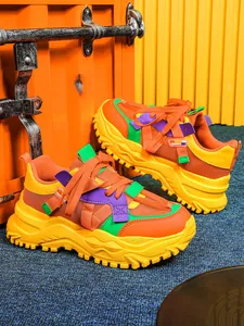 Sneaker dad multicolore con suola spessa e mesh traspirante dallo stile moderno