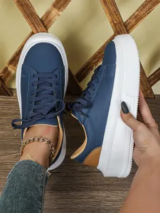 Gedetailleerd zijaanzicht van blauwe plateausneakers voor dames met dikke witte zolen
