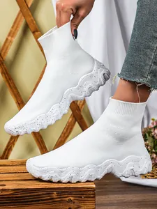 Trendy witte ademende fly-knit sok sneakers met een dikke golvende gespikkelde zool dames.