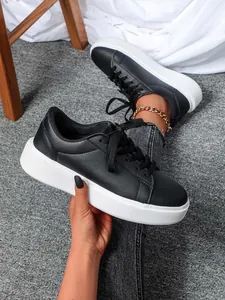 Stylische Damen-Sneaker mit dicker Sohle in einem modischen schwarz-weißen Design
