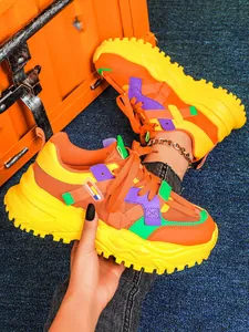 Vista ravvicinata di sneakers chunky multicolori con spesse suole platform gialle vivaci