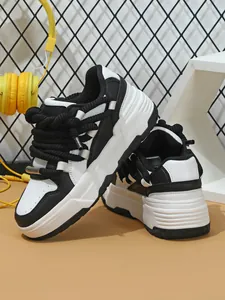 Perfil lateral de zapatillas de plataforma gruesas en blanco y negro con cordones