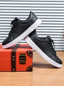 Dettaglio di scarpe da skateboard nere con plateau e suole bianche su scatola