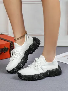 Weiße atmungsaktive Fly-Knit Socken-Sneaker mit schwarz gesprenkelter dicker Sohle
