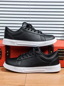 Vista laterale di eleganti sneaker casual nere con spesse suole bianche platform