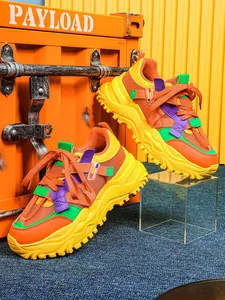 Vista dettagliata delle sneakers con plateau multicolore e traspiranti da donna