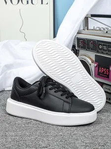 Schwarze Damen Freizeitschuhe mit weißer Plateausohle und rutschfestem Wellenprofil