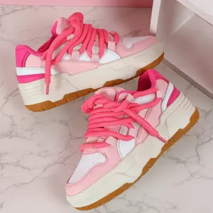 Elegantes zapatillas de skate de plataforma rosa y blanco con cordones de cuerda gruesa