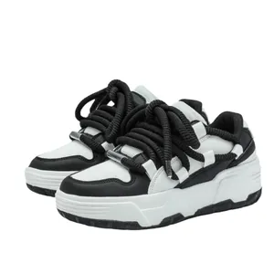 Zapatillas de plataforma gruesa en blanco y negro para un estilo urbano y casual
