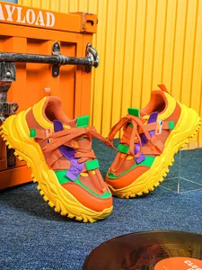 Vista dettagliata di sneaker chunky arancioni e gialle con suole spesse e strutturate