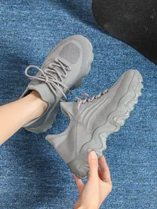 Detailansicht der grauen, atmungsaktiven Strick-Sneaker mit Mesh-Textur und Wellensohle