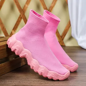 Gedetailleerd overzicht van roze ademende gebreide sok-sneakers met dikke golfzolen