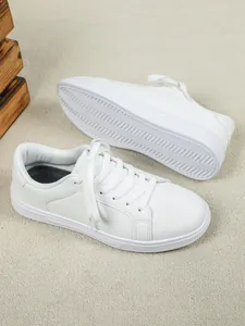 Vista dettagliata delle sneakers bianche casual che mostra bene il lato e la suola