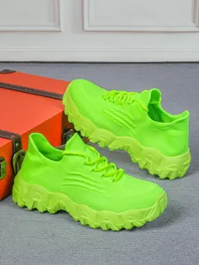 Detailansicht der neongrünen Flyknit-Damen-Sneaker mit atmungsaktiver Mesh-Oberfläche