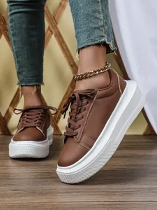 Bruine platform sneakers voor dames met dikke witte zool en vetersluiting