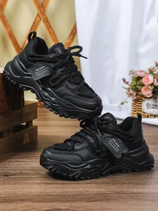 Zijprofiel detail van deze zwarte chunky sneakers met ademend mesh en platformzolen.