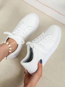 Sneakers bianche classiche con suole spesse e fodera morbida per uso quotidiano