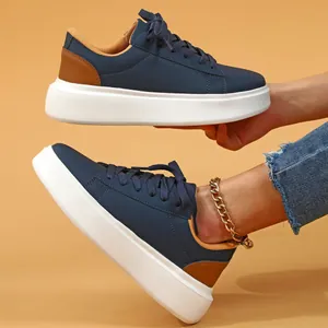 Baskets de loisirs bleues tendance pour femmes avec semelles plates-formes blanches
