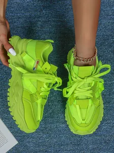Vista dettagliata delle sneakers chunky verde fluo con suola platform e lacci.
