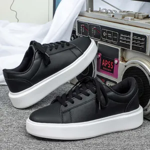 Baskets à plateforme noires avec semelle blanche épaisse et décor rétro boombox vintage