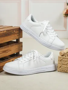 Sneaker bianche minimaliste con zeppa e suola morbida per un comfort casual quotidiano.