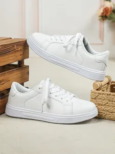 Sneakers casual bianche con platform, suola spessa e un design minimalista low-top