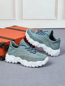 Detailansicht der blauen atmungsaktiven Fly-Knit-Slipper-Sportschuhe für Damen