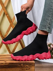 Detail van ademende gebreide sok-sneakers met dikke roze geprofileerde zolen.