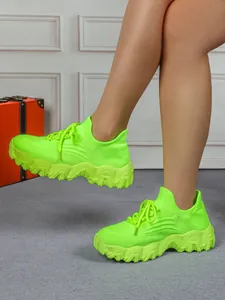 Bequeme neongrüne Flyknit Slip-On Sneaker für Damen, hier im Detail am Fuß getragen