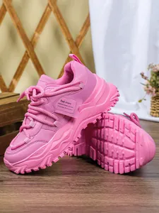 Detailopname van roze platform sneakers met ademend mesh en een dikke zool met textuur