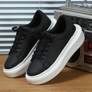 Zwarte platform sneakers voor dames met dikke witte zool voor dagelijks casual gebruik