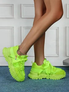 Vista laterale dettagliata di sneaker platform verde neon traspiranti da donna moda
