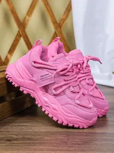 Gedetailleerd overzicht van roze chunky dad-schoenen met ademend mesh en plateauzool