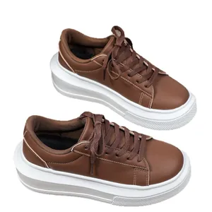 Modieuze bruine platform sneakers voor dames met dikke witte en comfortabele zolen