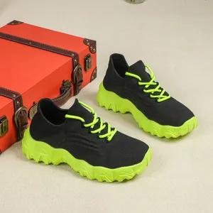 Atmungsaktive Damen Flyknit Sneaker mit schwarzem Obermaterial und neongrüner Sohle