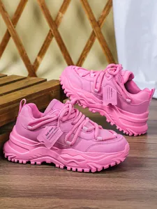 Modieuze roze chunky sneakers met dikke plateauzolen en ademend bovenwerk van mesh