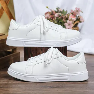 Scarpe da skate bianche alla moda da donna con suola spessa e base morbida e comoda
