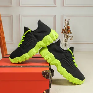 Seitenansicht der leichten schwarzen Strick-Sneaker mit auffälligen neongrünen Sohlen.