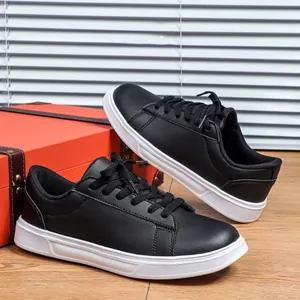 Sneakers classiche nere con suola spessa per sport e moda casual quotidiana urbana.