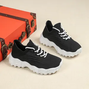 Detailansicht der schwarzen Strick-Sneaker mit weiß gesprenkelten Plateausohlen.